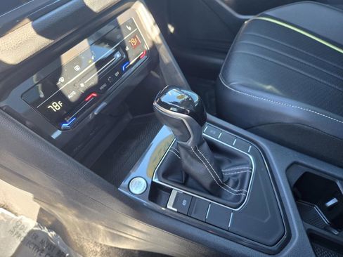 Used 2022 Volkswagen Tiguan SE w/ Panoramic Sunroof Package image 17