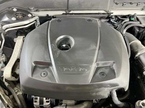 Used 2021 Volvo XC60 T5 Momentum w/ Premium Package image 30