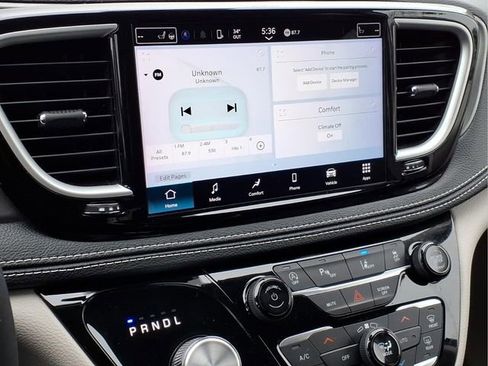 Used 2023 Chrysler Pacifica Touring-L image 21