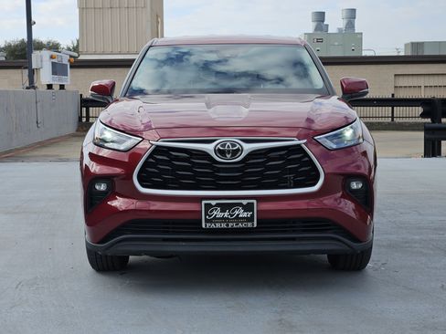 Used 2022 Toyota Highlander LE image 6