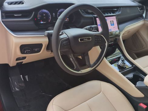 Used 2025 Jeep Grand Cherokee Limited RWD image 10