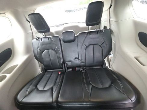 Used 2024 Chrysler Pacifica Touring-L FWD image 25