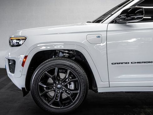 Used 2023 Jeep Grand Cherokee 30th Anniversary AWD/4WD image 12