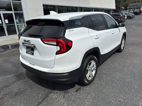Used 2024 GMC Terrain SLE FWD image 9