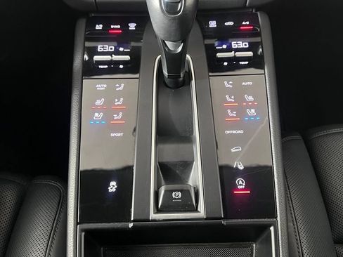 Certified 2023 Porsche Macan Turbo AWD/4WD image 33