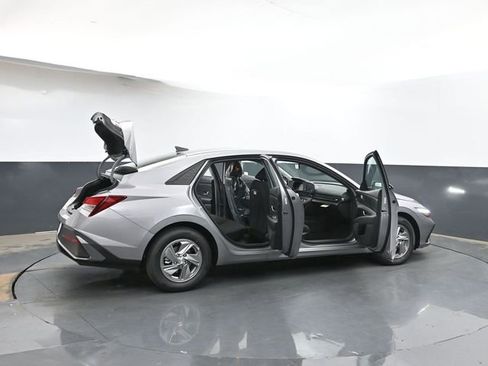 Used 2025 Hyundai Elantra SE FWD image 40