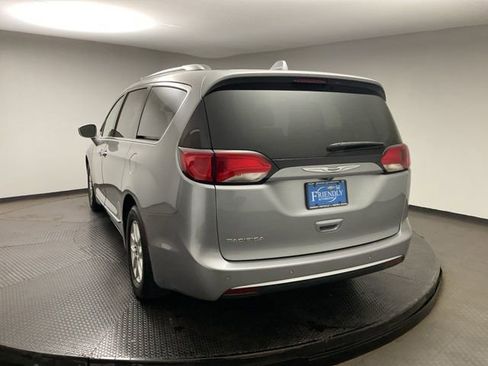 Used 2020 Chrysler Pacifica Touring-L w/ Premium Audio Group FWD image 5
