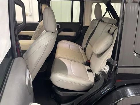 Used 2022 Jeep Wrangler Unlimited Sahara image 11