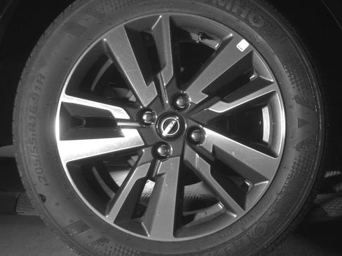 Used 2025 Nissan Versa SV FWD image 15