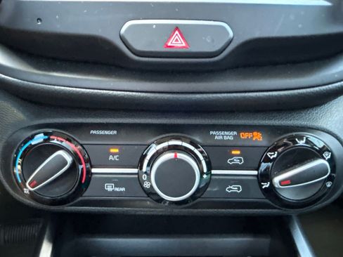 Used 2025 Kia Soul LX w/ LX Technology Package FWD image 31