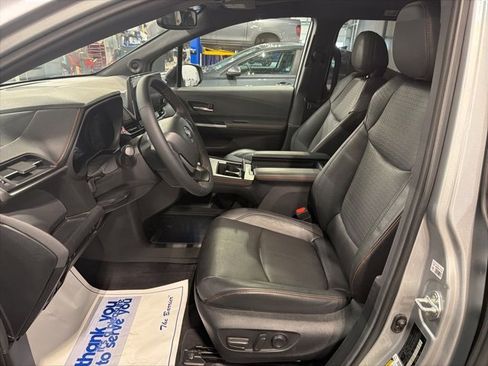 Used 2024 Toyota Sienna XSE w/ XSE Plus Package image 8