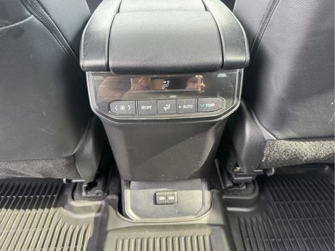 Used 2023 Toyota Highlander XLE AWD/4WD image 13