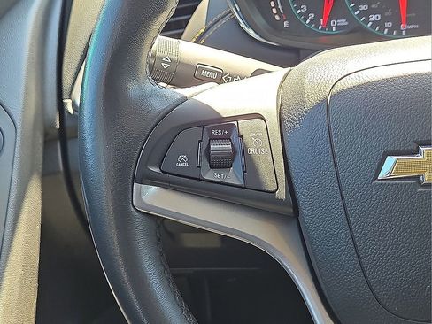 Used 2021 Chevrolet Trax LT w/ LT Convenience Package image 17