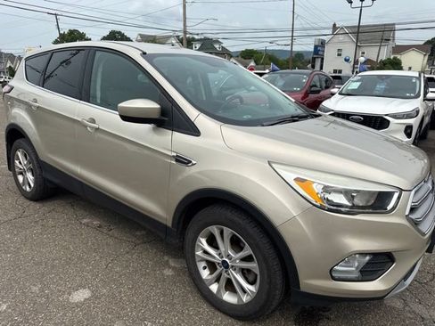 Used 2017 Ford Escape SE w/ SE Cold Weather Package AWD/4WD image 4