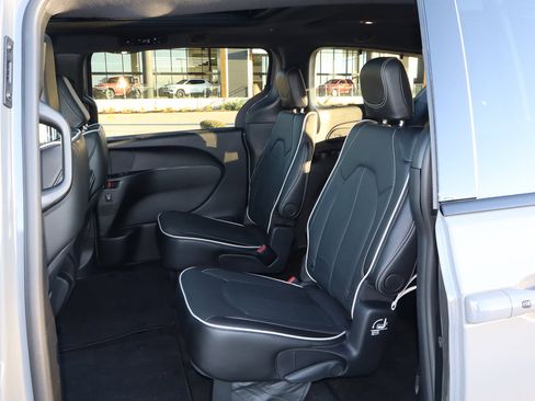 New 2025 Chrysler Pacifica Limited image 15