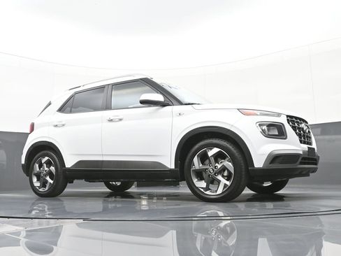 Certified 2024 Hyundai Venue SEL FWD image 37