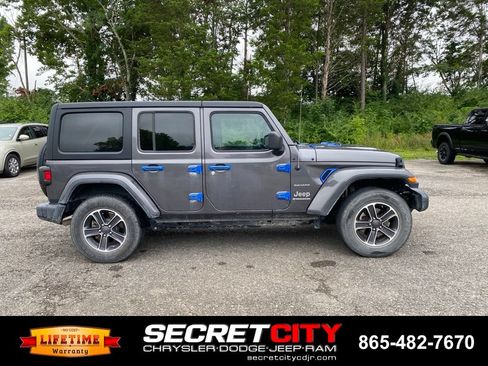 Used 2023 Jeep Wrangler Unlimited Sahara AWD/4WD image 4
