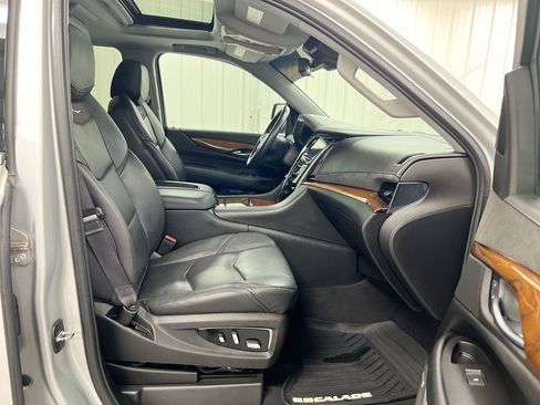 Used 2017 Cadillac Escalade ESV Luxury image 22