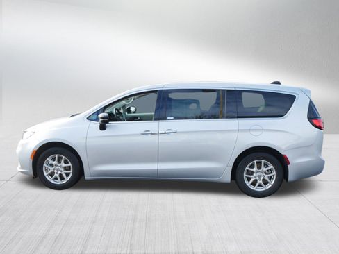 Used 2024 Chrysler Pacifica Touring-L image 4
