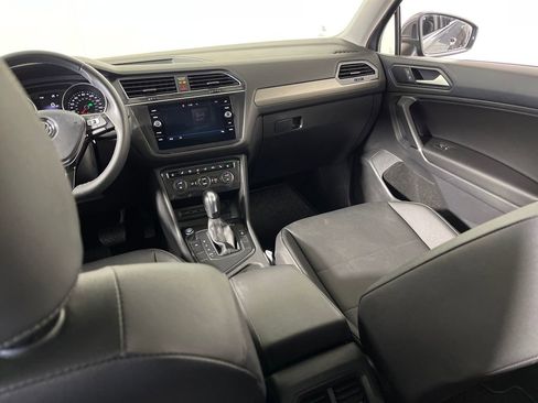 Used 2020 Volkswagen Tiguan SE w/ Panoramic Sunroof Package image 17