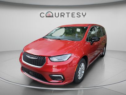 Used 2025 Chrysler Pacifica Select