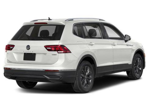 Used 2023 Volkswagen Tiguan SE w/ Panoramic Sunroof Package image 2