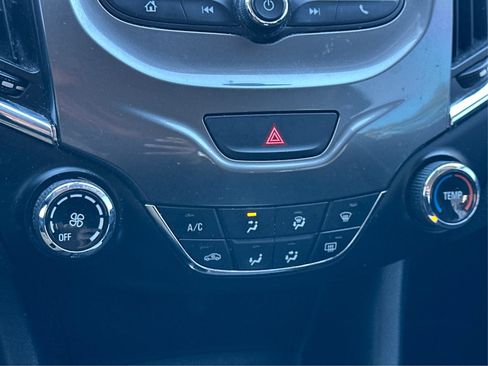 Used 2017 Chevrolet Cruze LT image 39