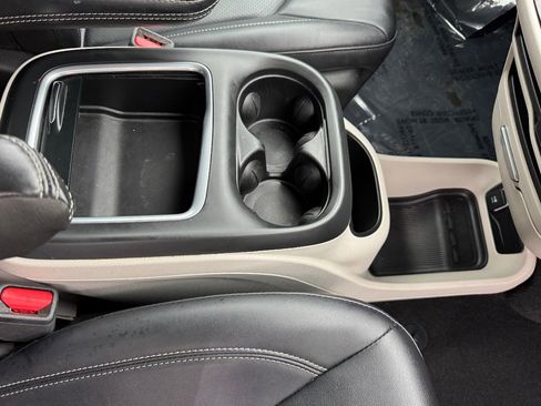 Used 2024 Chrysler Pacifica Touring-L image 17