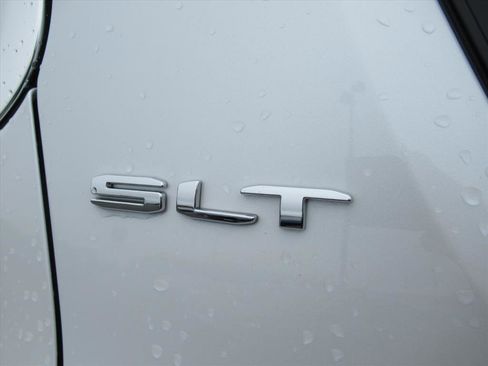 Used 2023 GMC Acadia SLT image 34