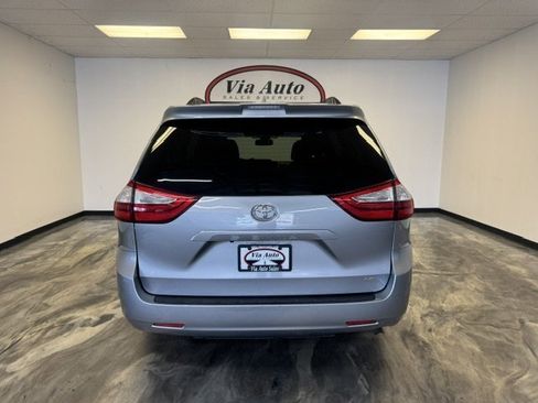 Used 2018 Toyota Sienna LE w/ Carpet Mat Package image 6
