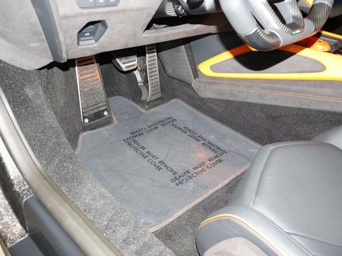 Used 2025 Lamborghini Revuelto AWD/4WD image 35