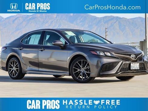 Used 2021 Toyota Camry SE image 1