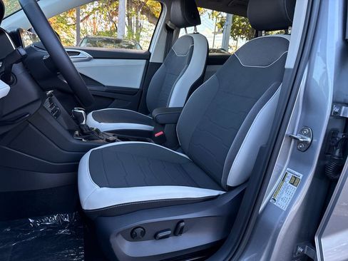 New 2025 Volkswagen Taos SE image 3
