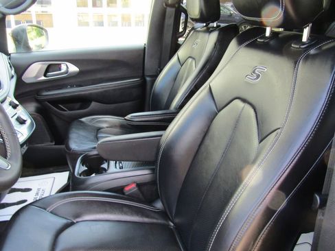Used 2023 Chrysler Pacifica Touring-L w/ S Appearance Package AWD/4WD image 21