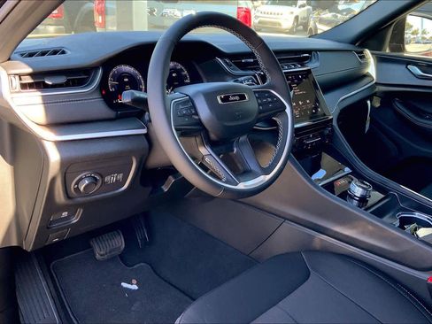 New 2025 Jeep Grand Cherokee Laredo image 6