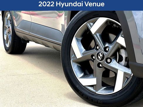 Used 2022 Hyundai Venue SEL FWD image 2