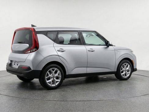 Used 2025 Kia Soul LX w/ LX Technology Package FWD image 9