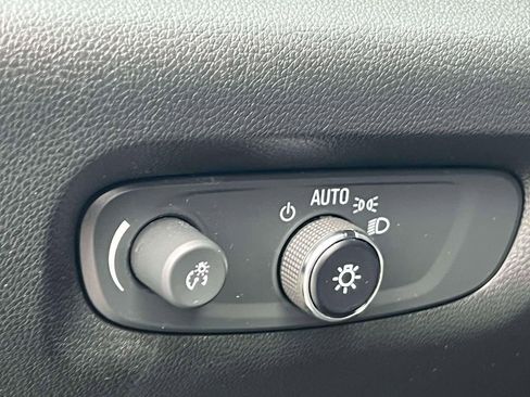 Used 2023 Chevrolet Traverse LT image 22