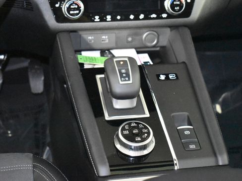 Used 2025 Mitsubishi Outlander SE image 13