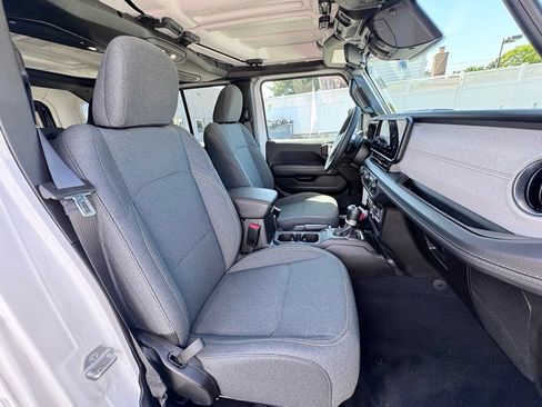 Used 2025 Jeep Wrangler Unlimited Sahara AWD/4WD image 18