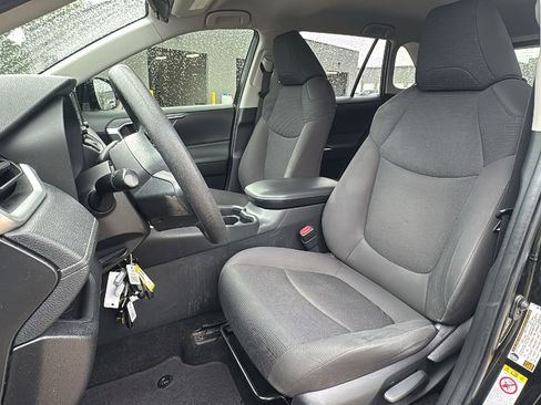 Used 2019 Toyota RAV4 LE FWD image 13