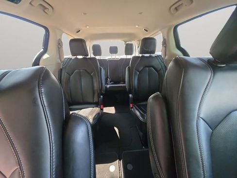 Used 2024 Chrysler Pacifica Touring-L FWD image 16