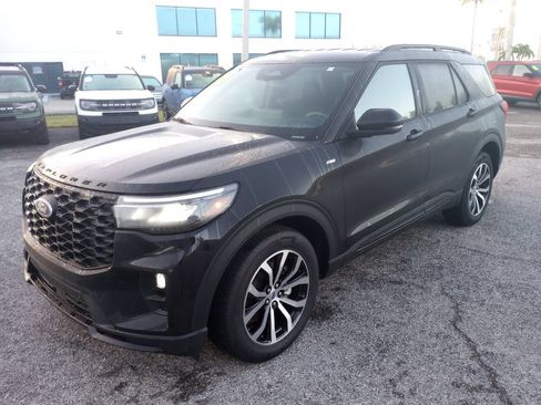 Certified 2025 Ford Explorer ST-Line AWD/4WD image 3