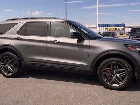 Used 2025 Ford Explorer ST-Line w/ ST-Line Street Pack AWD/4WD image 3