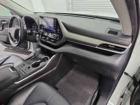Used 2021 Toyota Highlander XLE AWD/4WD image 41