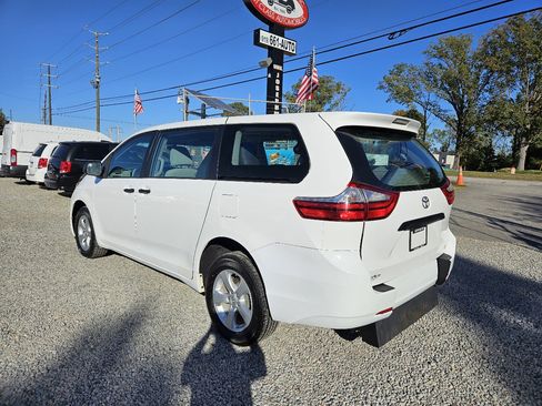Used 2016 Toyota Sienna L image 3