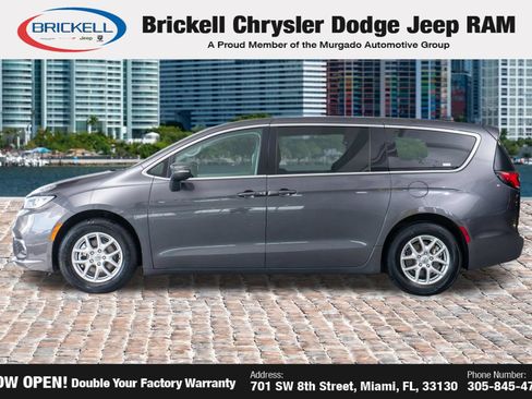 Used 2023 Chrysler Pacifica Touring-L FWD image 4