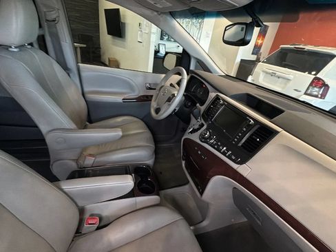 Used 2014 Toyota Sienna XLE w/ XLE Premium Package FWD image 21