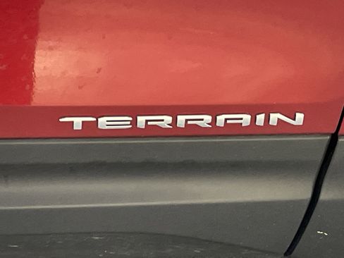 Used 2024 GMC Terrain SLT AWD/4WD image 7