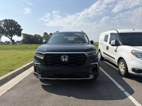 Used 2025 Honda Pilot Elite image 2
